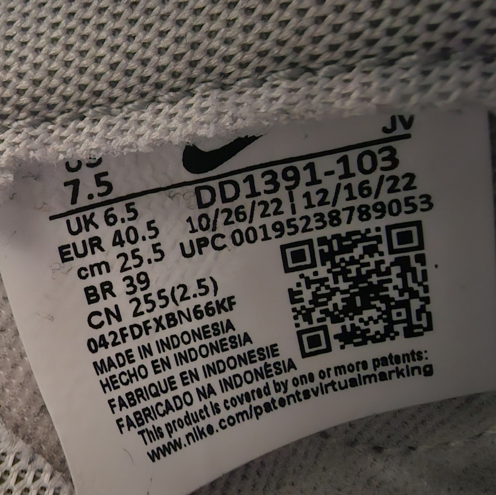 Nike Dunks - Picture 3 of 5